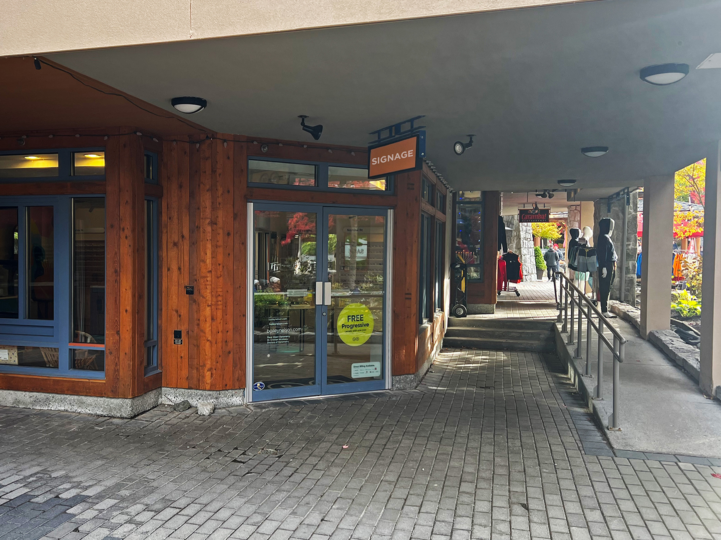 17-4318 Main St, Whistler - entrance